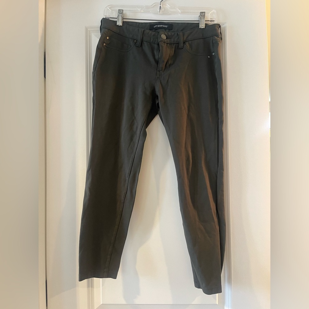 Green cropped skinny pants